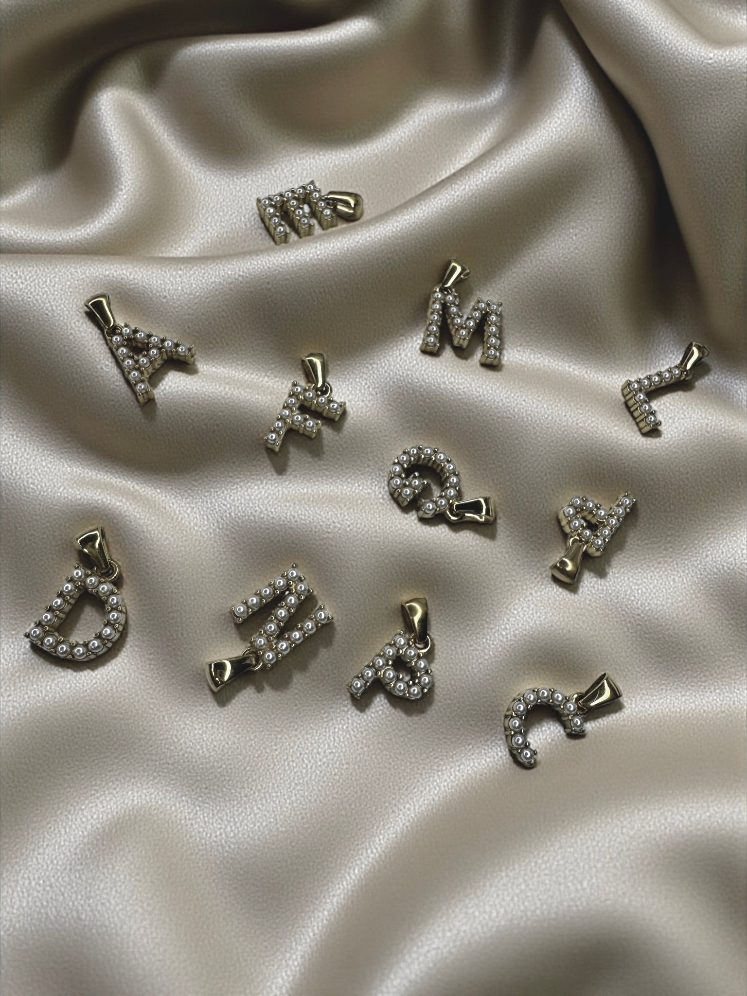 Charm lettera Pearlè - Treelle